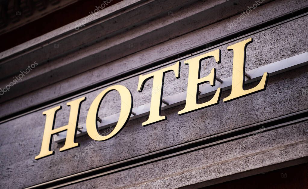 Cozy Louisiana hotel exterior lit up at night